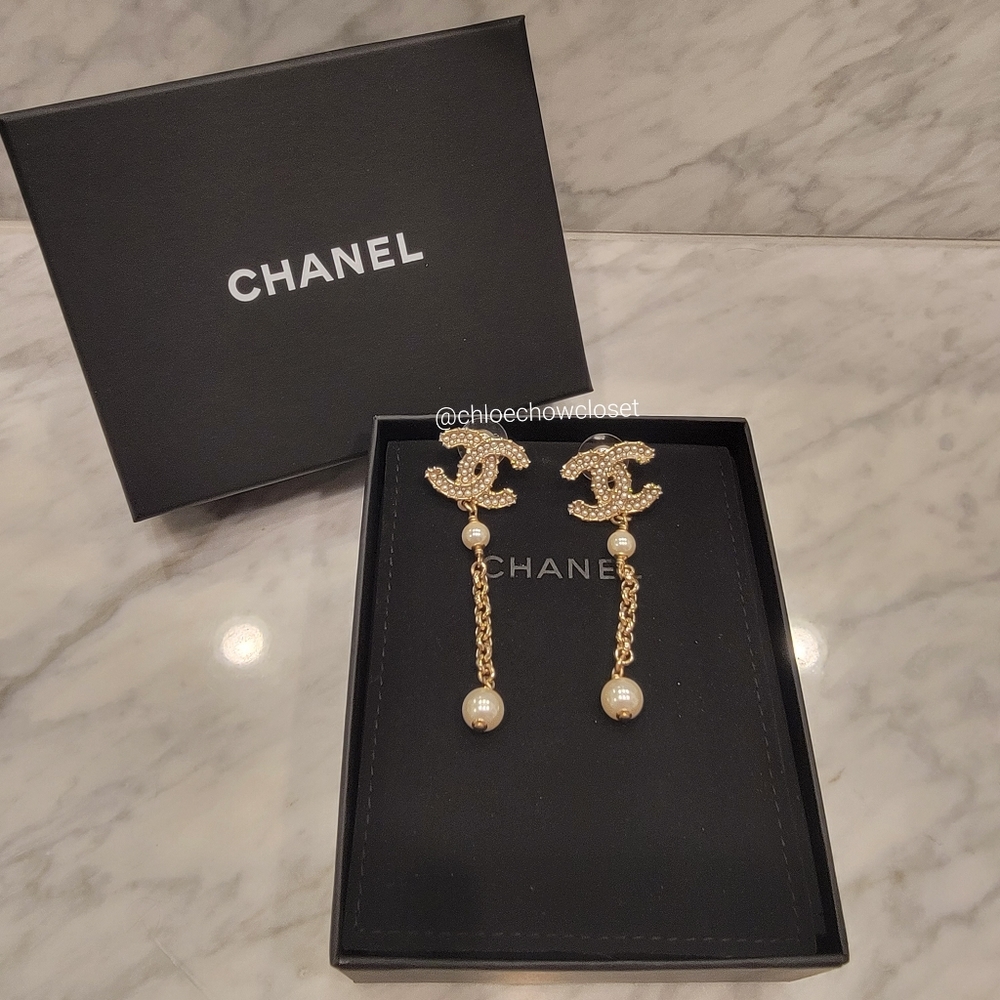 CHANEL GOLD CC PEARL CHANDILER EARRINGS